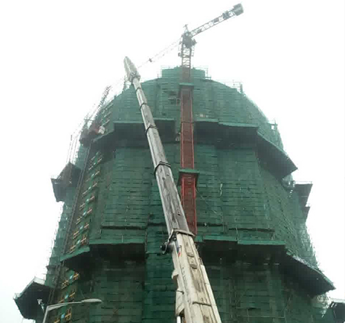 大埔吊车在工地上作业